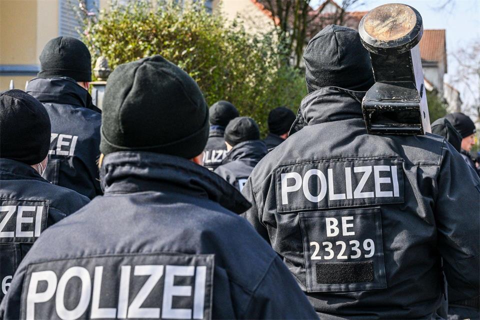 Die der Clankriminalität zugerechneten Fallzahlen sind in Niedersachsen zum dritten Mal in Folge gesunken. (Symbolbild)Jens Kalaene/dpa