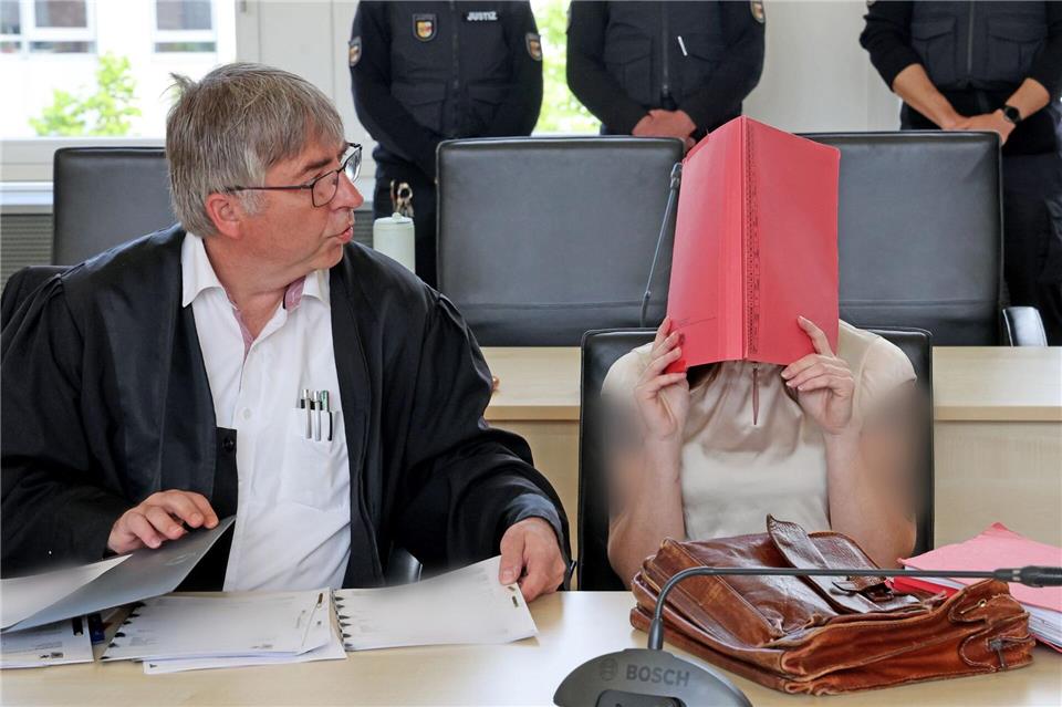 Die des Mordes angeklagte 30-Jährige mit einem ihrer Anwälte. Bernd Wüstneck/dpa