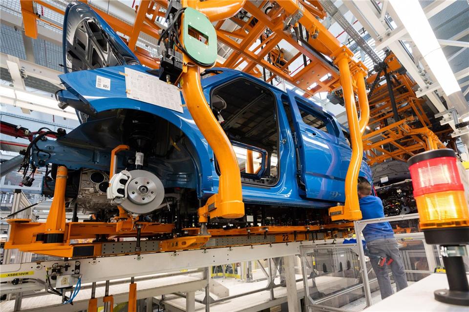 Die deutsche Autoindustrie hat aus Sicht von DIW-Ökonom Martin Gornig wichtige technologische Entwicklungen verschlafen. (Archivbild)Julian Stratenschulte/dpa