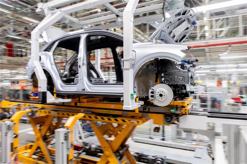Die deutsche Autoindustrie schaut positiver in die Zukunft. (Symbobild)Hauke-Christian Dittrich/dpa