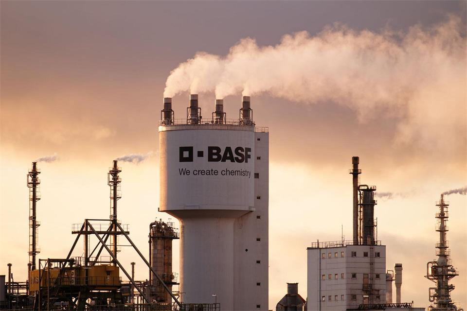 Die deutsche Chemieindustrie ist von der Konjunkturkrise besonders hart getroffen. Nun geht es für einen der wichtigsten deutschen Industriezweige wieder aufwärts - weil der Iran-Krieg die asiatische Konkurrenz noch härter trifft. (Symbolbild)Uwe Anspach/dpa