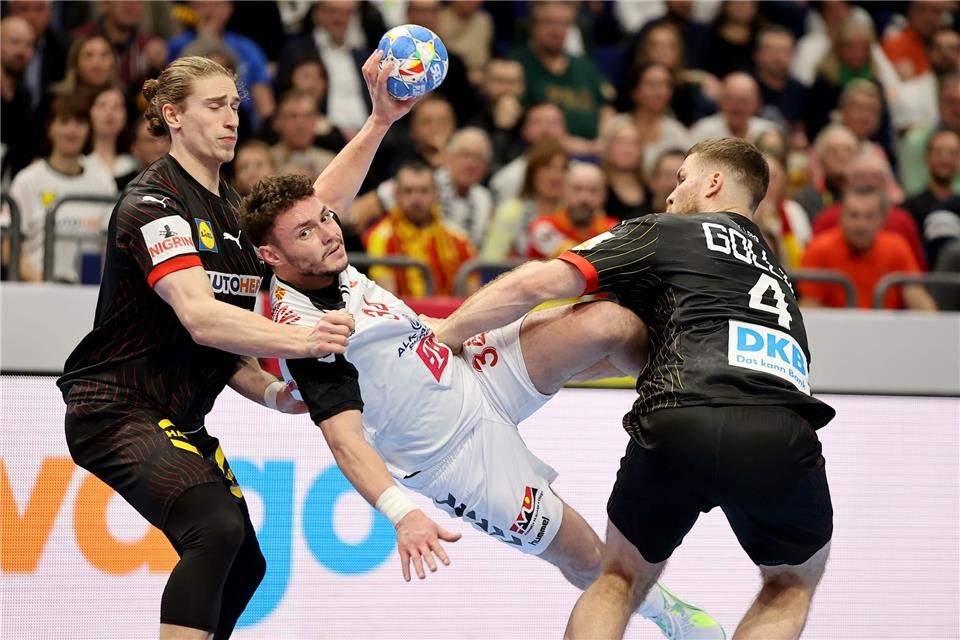 Die deutsche Defensive hält: Tomislav Jagurinovski aus Mazedonien (M) bleibt an Juri Knorr (l) und Johannes Golla (r) hängen.