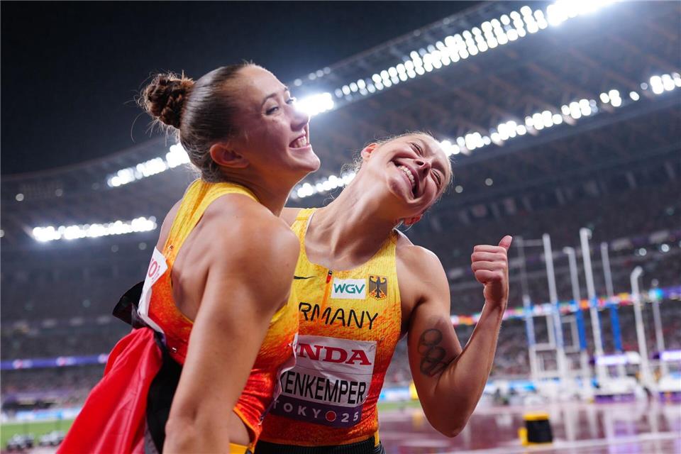 Die deutsche Frauenstaffel über 4 x 100 Meter freut sich über Bronze bei der WM in Tokio. Nun starten Rebekka Haase (links) und Gina Lückenkemper beim Meeting in Dresden. (Archivbild)Michael Kappeler/dpa