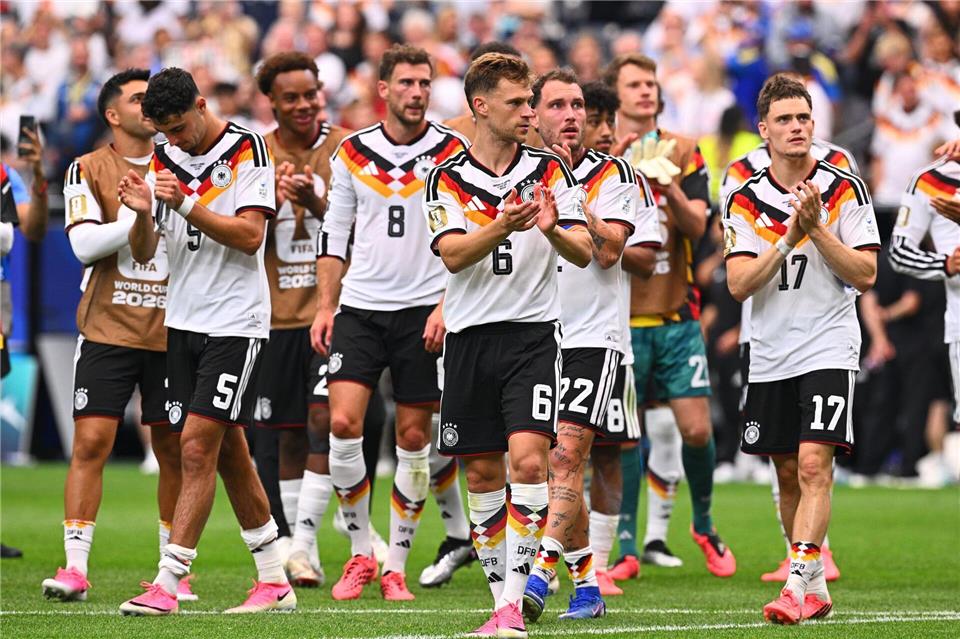 Die deutsche Mannschaft feiert den gelungenen Auftakt.Tom Weller/dpa