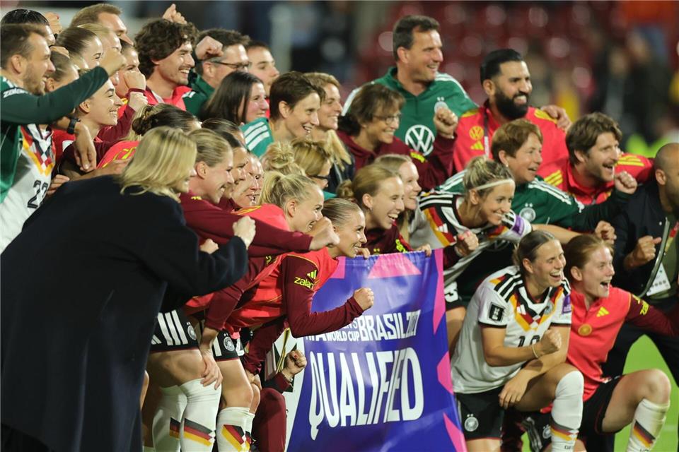 Die deutsche Mannschaft jubelt nach dem Sieg in der WM-Qualifikation gegen Norwegen.Rolf Vennenbernd/dpa
