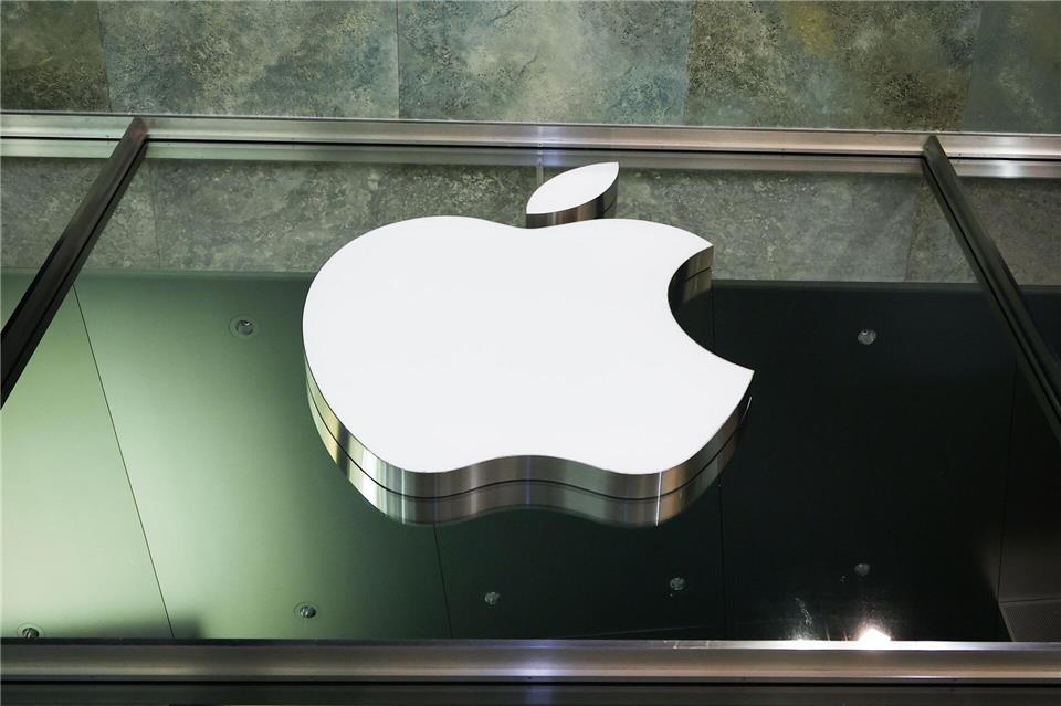 Die deutsche Medien- und Werbewirtschaft möchte Apple die App-Tracking-Abfrage auf iPhones durch das Bundeskartellamt untersagen lassen. (Archivbild)Christian Charisius/dpa