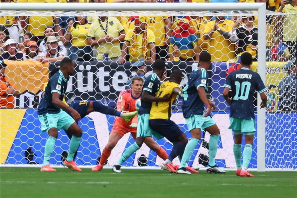 Die deutsche Nationalelf - hier in der Schlüsselszene zum 1:2 - hatte gegen Ecuador das Nachsehen.Jan Woitas/dpa