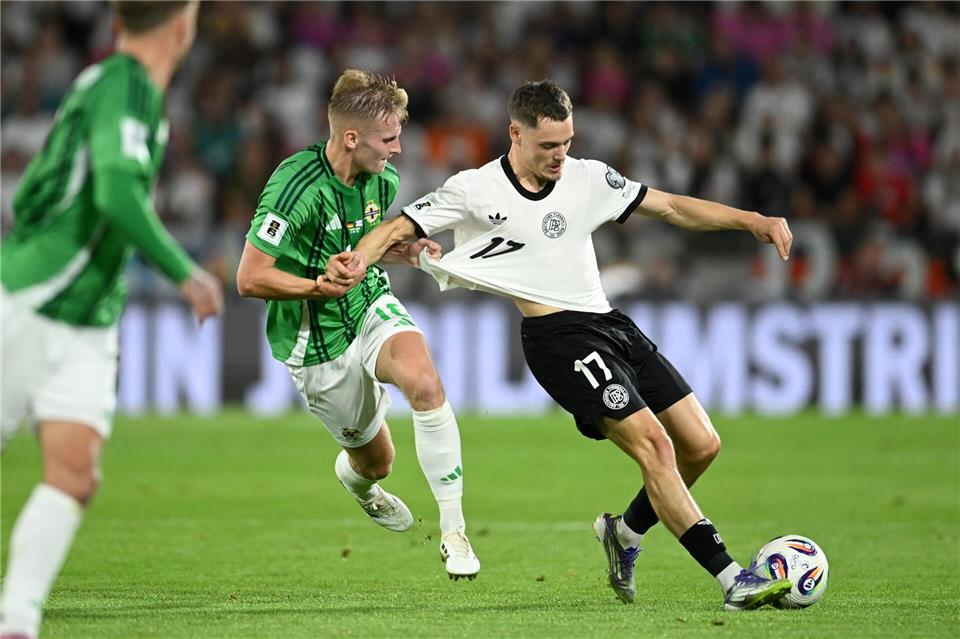 Die deutsche Nationalmannschaft um Florian Wirtz (r) kämpfte gegen Nordirland um Wiedergutmachung.Marius Becker/dpa