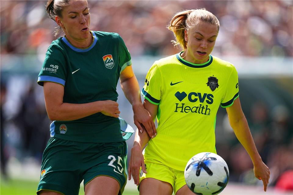 Die deutsche Stürmerin Melissa Kössler (l) lief vor mehr als 60.000 Zuschauern auf.David Zalubowski/AP/dpa