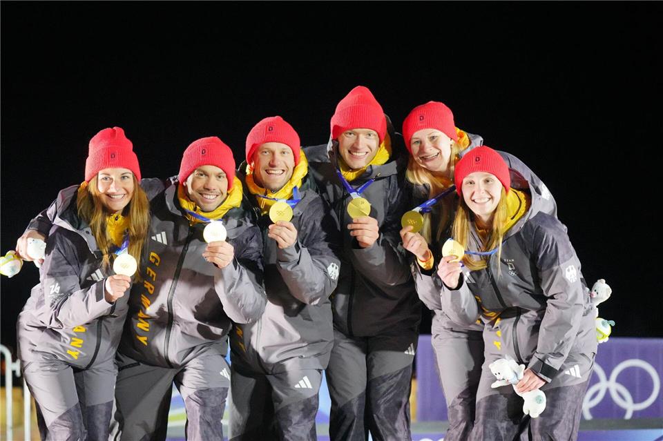 Die deutsche Teamstaffel holte am Ende nochmal Rodel-Gold. Zwischenzeitlich waren sie im Starthaus eingeschlossen. Michael Kappeler/dpa