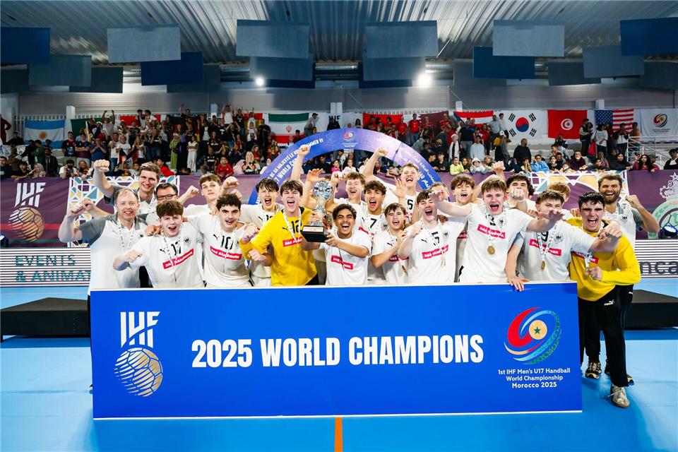 Bilder des Tages Die deutsche U17-Handballnationalmannschaft feiert ihren Weltmeistertitel.Sasa Pahic Szabo / Kolektiff/kolektiff images/dpa