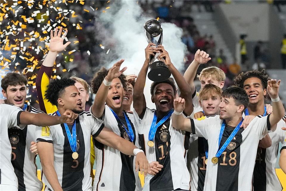 Die deutsche U17 wurde 2023 Weltmeister - der Sprung aus dieser Altersklasse zu den Profis ist schwer. (Archivbild)Achmad Ibrahim/AP