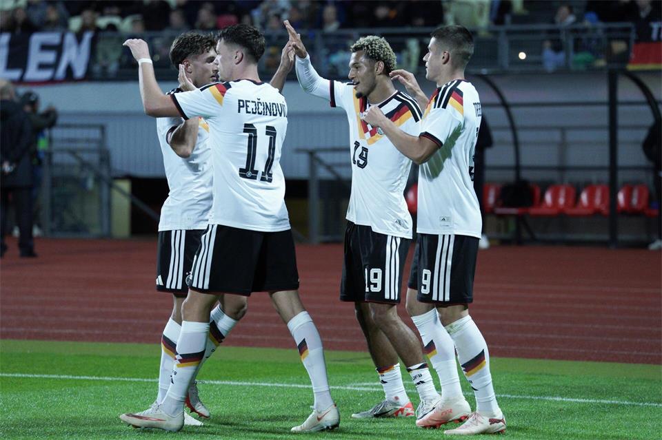 Die deutsche U21 um Paris Brunner (2.v.r.) jubelt über den Sieg in Lettland.Roman Koksarov/dpa/