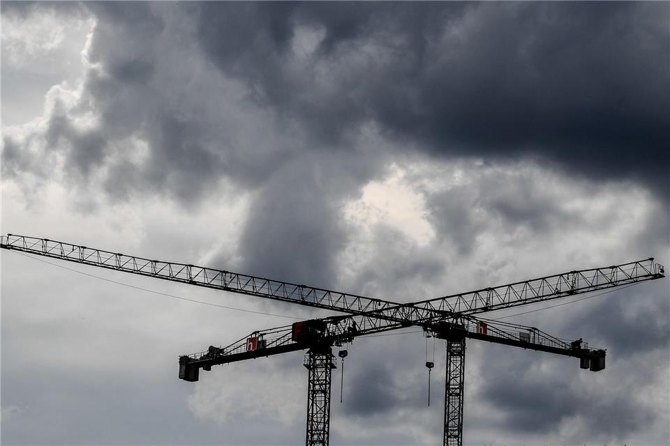 Die deutsche Wirtschaft wird nach Ifo-Einschätzung in diesem und nächsten Jahr schwächer wachsen als erwartet. (Symbolbild)Britta Pedersen/dpa-Zentralbild/dpa
