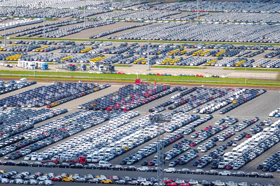 Die deutschen Autohersteller können immer weniger Autos in China verkaufen. (Archivbild)Sina Schuldt/dpa