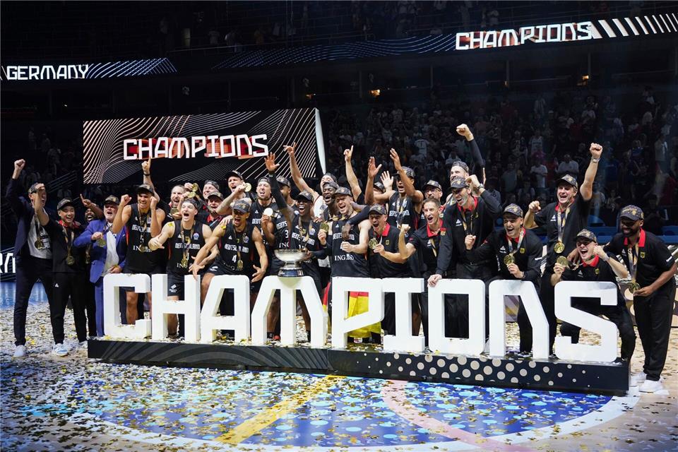Die deutschen Basketballer feiern den EM-Titel.Sergei Grits/AP/dpa