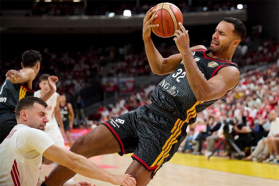 Die deutschen Basketballer um Johannes Thiemann hatten im Spiel gegen Polen große Probleme.Adam Warzawa/PAP/dpa