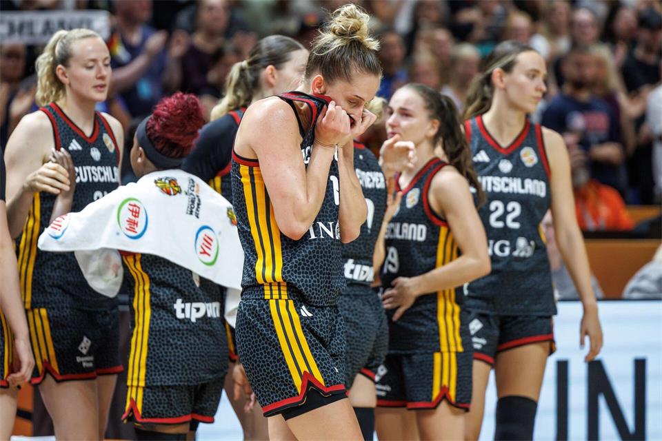 Die deutschen Basketballerinnen haben das Spiel um Platz drei bei der Heim-WM in Berlin verloren. Andreas Gora/dpa