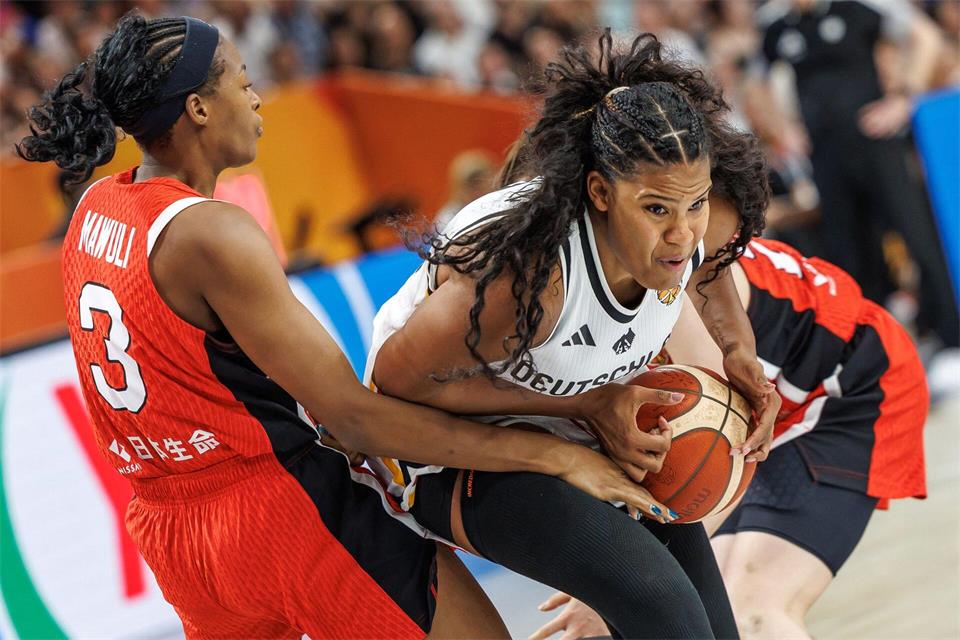 Die deutschen Basketballerinnen um Nyara Sabally gewannen gegen Japan.Andreas Gora/dpa