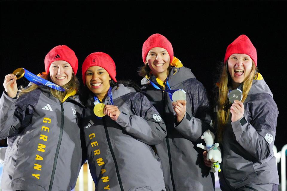 Die deutschen Bobfahrerinnen bejubeln ihren Doppelerfolg.Michael Kappeler/dpa
