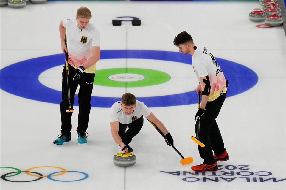 Die deutschen Curler feierten einen immens wichtigen Sieg gegen Schweden.David J. Phillip/AP/dpa