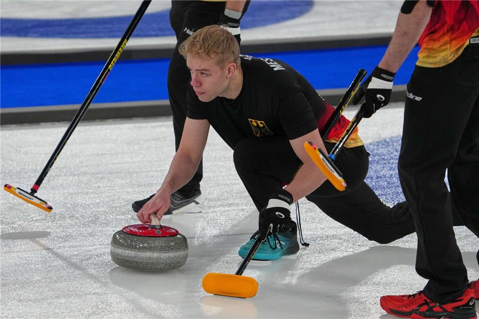 Die deutschen Curler gewinnen knapp gegen Italien.Misper Apawu/AP/dpa