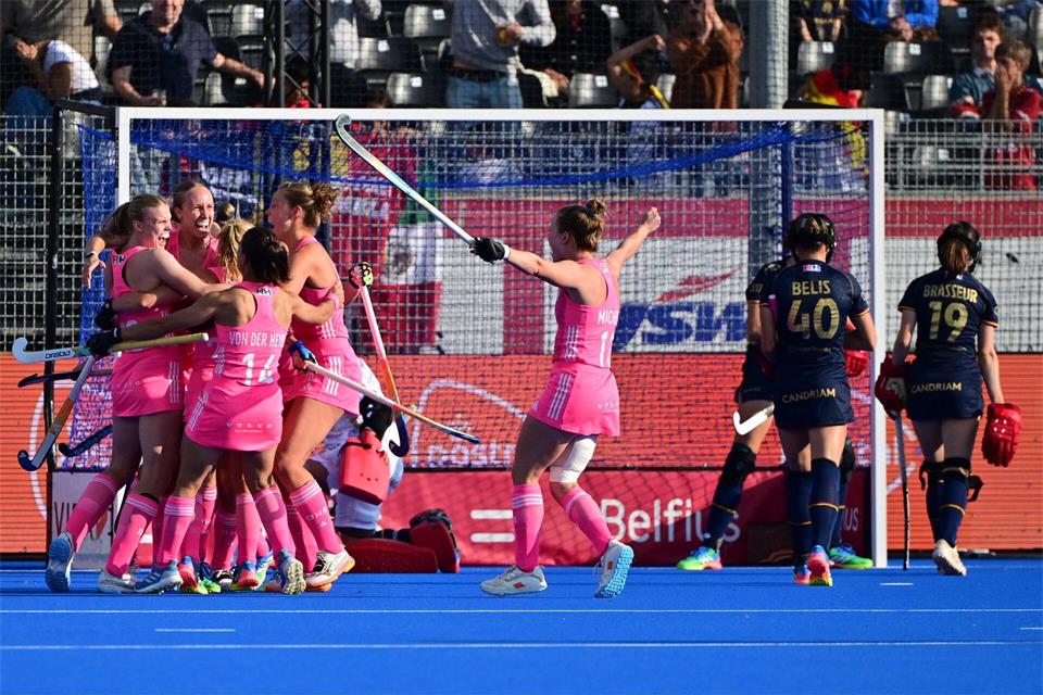 Die deutschen Damen sichern sich mit dem Sieg das Spiel um WM-Platz fünf.Dirk Waem//dpa