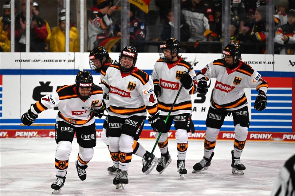 Die deutschen Eishockey-Frauen feierten zum Abschluss gegen Ungarn ein SchützenfestMarkus Lenhardt/dpa