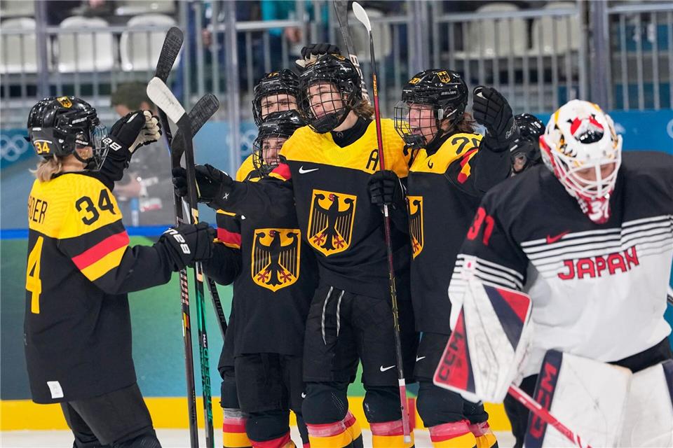 Die deutschen Eishockey-Frauen gewannen gegen Japan.Petr David Josek/AP/dpa