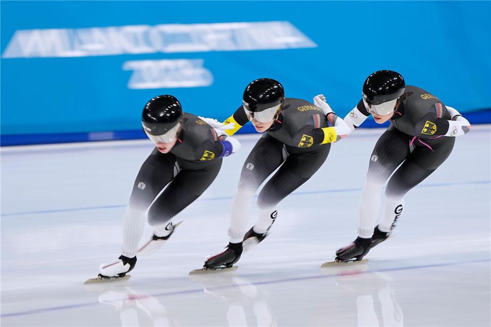 Die deutschen Eisschnelllauf-Frauen um Lea Sophie Scholz, Josephine Schlörb und Josie Hofmann (v. l.) sind in der Teamverfolgung im Viertelfinale ausgeschieden.Ben Curtis/AP/dpa
