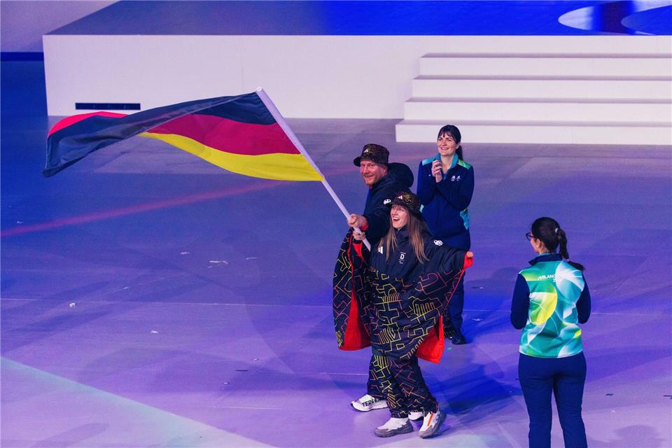 Die deutschen Fahnenträger Christoph Schmiedt und Andrea Rothfuss. Philipp von Ditfurth/dpa