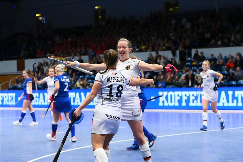 Hockey-Frauen mit fünf Siegen ins Finale - Männer auf Kurs Die deutschen Frauen um Franzisca Hauke (r) und Lisa Altenburg feierten gegen Tschechien einen deutlichen Sieg.