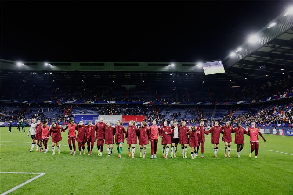 Wück und DFB-Frauen stolz: „Es ist ein Finale“  Die deutschen Fußballerinnen lassen sich in Caen für den Final-Einzug feiern.Jeremias Gonzalez/AP/dpa