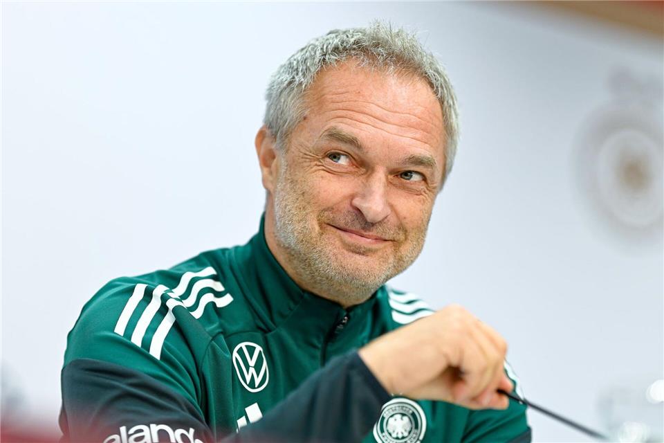 Die deutschen Fußballerinnen und Bundestrainer Christian Wück freuen sich auf die Atmosphäre in Kaiserslautern.Uwe Anspach/dpa