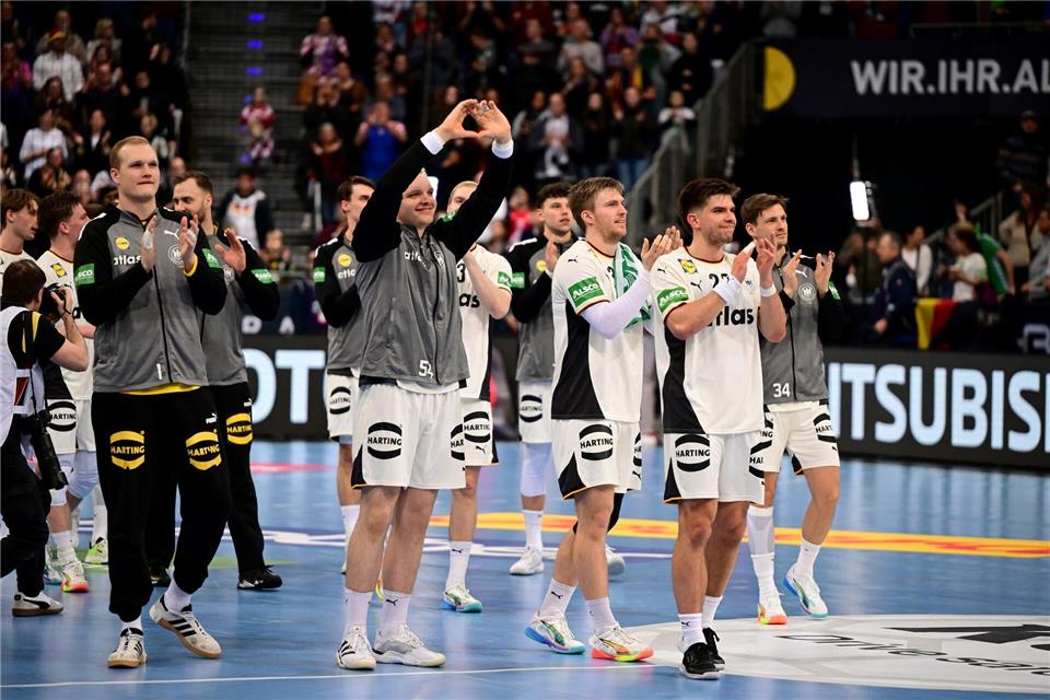 Die deutschen Handballer bedankten sich nach dem Sieg gegen Kroatien für die Unterstützung der Fans.Sina Schuldt/dpa