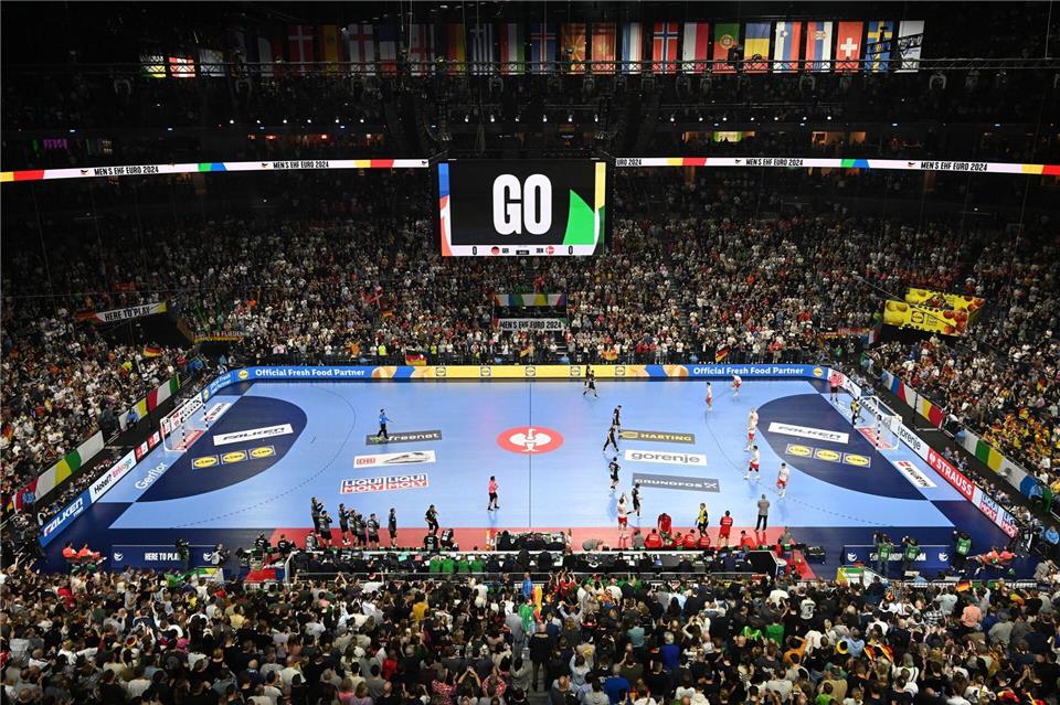 Die deutschen Handballer dürfen sich bei der Heim-WM 2027 wieder auf volle Hallen freuen. (Archivbild)Federico Gambarini/dpa