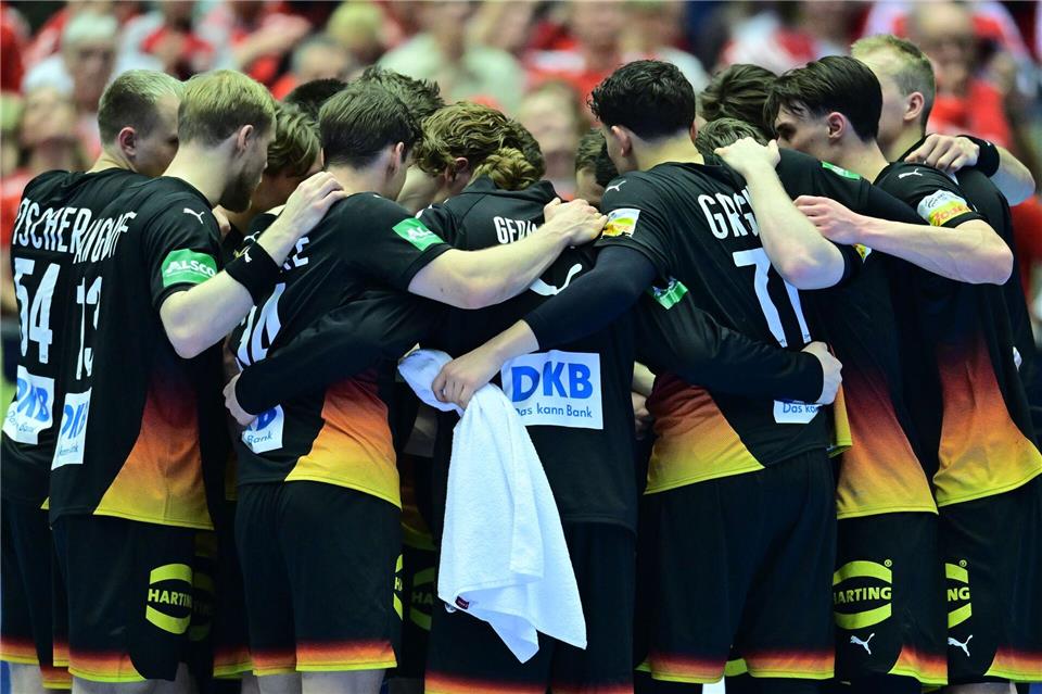 Die deutschen Handballer haben den Einzug ins EM-Halbfinale in den eigenen Händen. Sina Schuldt/dpa