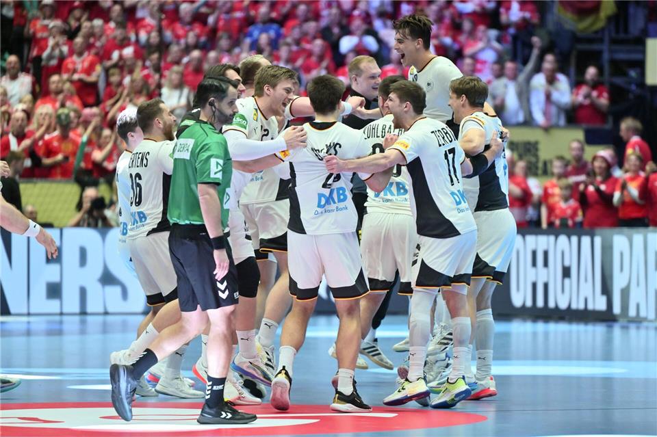 Die deutschen Handballer möchten auch im EM-Endspiel gegen Dänemark jubeln.Sina Schuldt/dpa