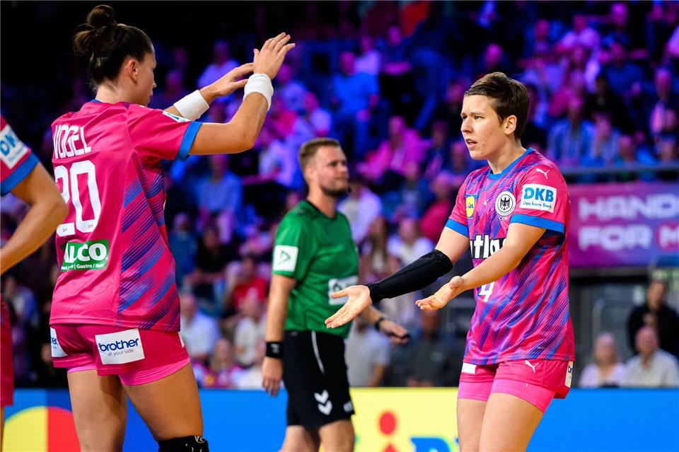 Die deutschen Handballerinnen bejubeln ihren Sieg gegen die Niederlande.Marco Wolf/dpa