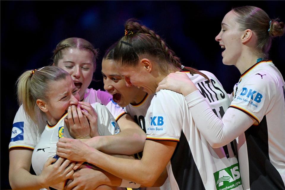 Die deutschen Handballerinnen feiern WM-Silber. Federico Gambarini/dpa