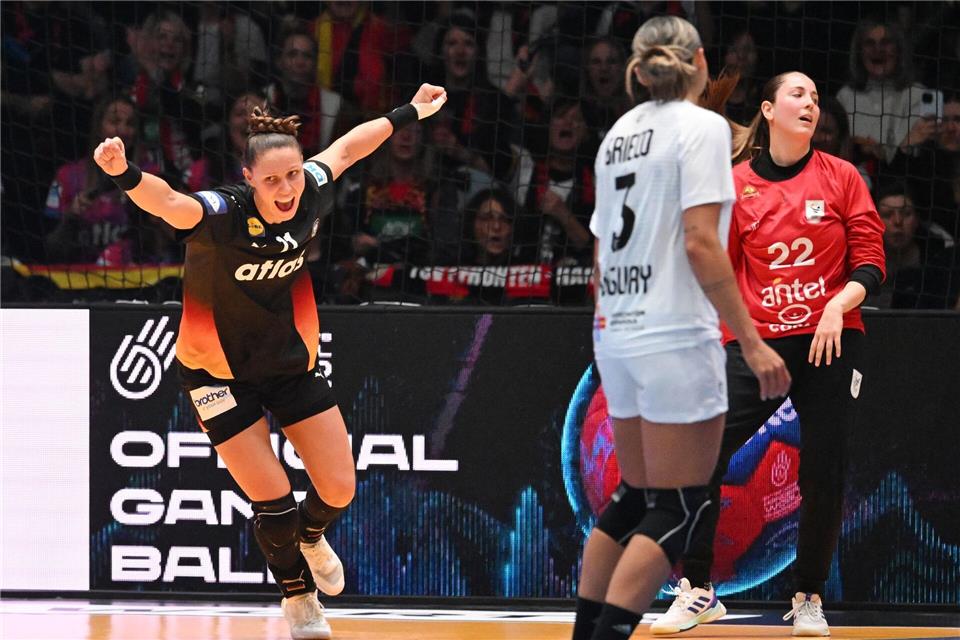 Die deutschen Handballerinnen haben vorzeitig die WM-Hauptrunde erreicht.Marijan Murat/dpa