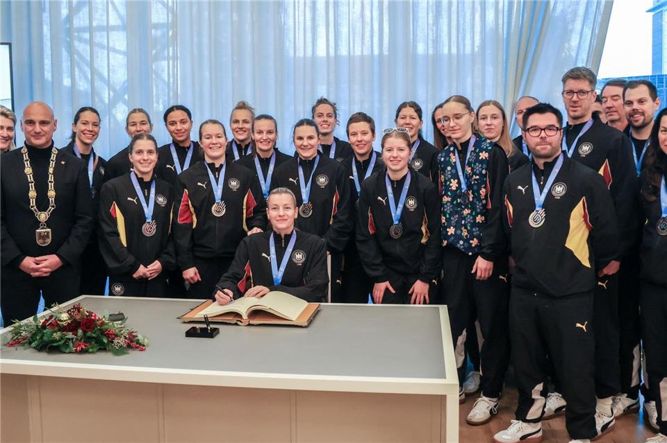 Die deutschen Handballerinnen trugen sich in Dortmund ins Goldene Buch der Stadt ein.Christoph Reichwein/dpa