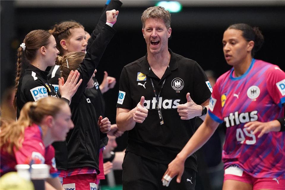 Die deutschen Handballerinnen wollen bei der Heim-WM möglichst oft jubeln. (Archivfoto)Marcus Brandt/dpa