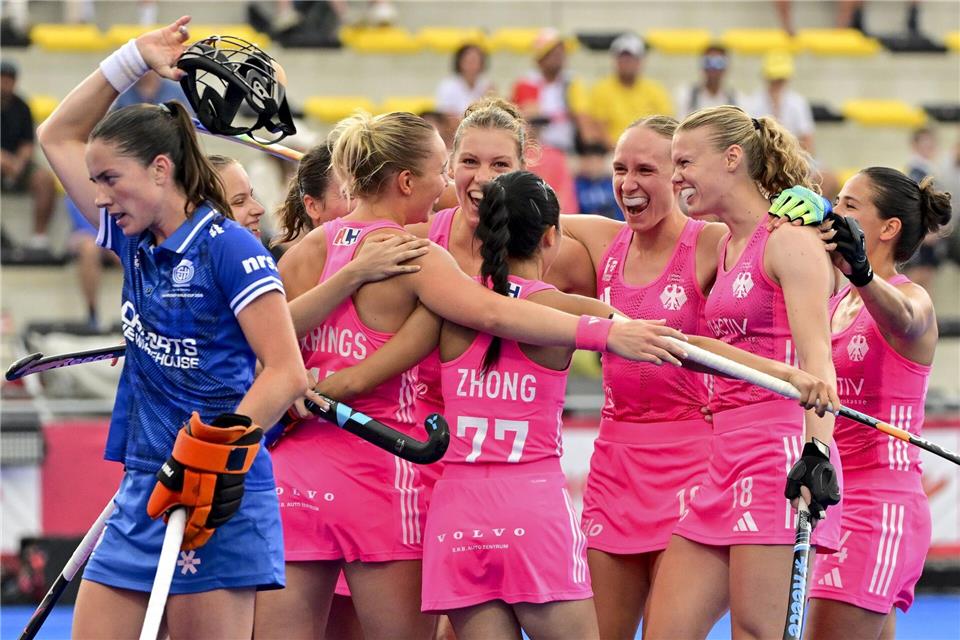 Die deutschen Hockey-Spielerinnen sind erfolgreich in die WM gestartet.Dirk Waem//dpa