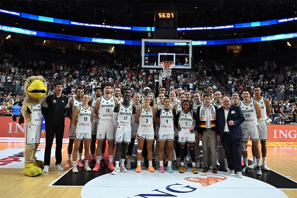 Die deutschen Männer drücken den deutschen Basketballerinnen bei der Heim-WM die Daumen.Federico Gambarini/dpa