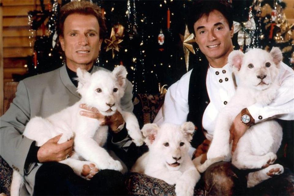 Die deutschen Magier Siegfried (l) und Roy im Dezember 1999 in Las Vegas. Foto: Fotoreport Shandwick/dpa
