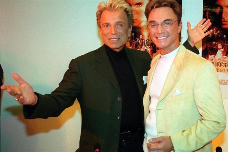 Die deutschen Magier Siegfried (l) und Roy im Jahr 1999 in Berlin. Foto: Peer Grimm/Zentralbild/dpa