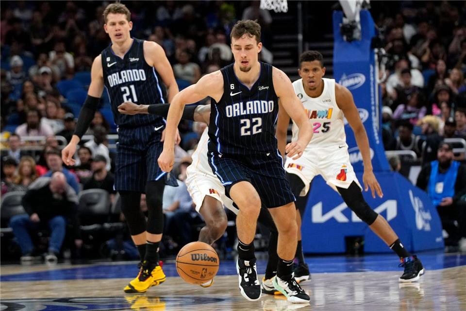 Die deutschen NBA-Profis Franz Wagner (vorn) und Moritz Wagner (hinten) im dunklen Dress der Orlando Magic. (Archivbild)John Raoux/AP/dpa