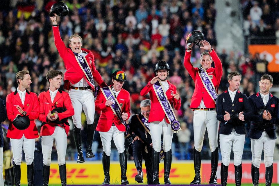 Die deutschen Reiter jubeln über die Goldmedaille.Rolf Vennenbernd/dpa