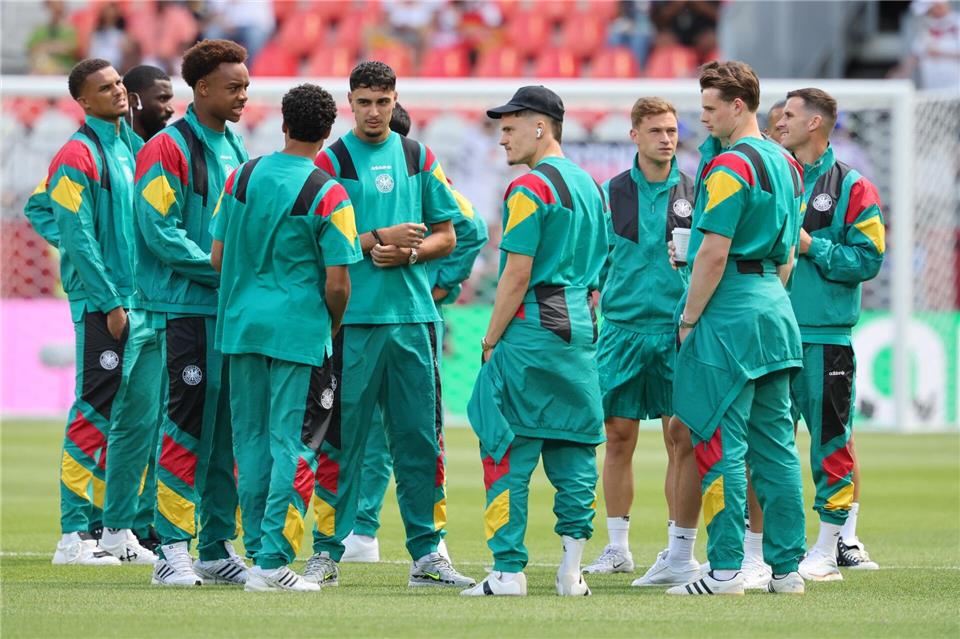 Die deutschen Spieler auf dem Stadionrasen nach der Ankunft. Jan Woitas/dpa